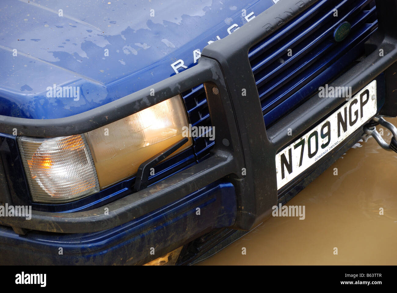 Range Rover abgeschleppt aus Wasser mit Wasser im rechten Scheinwerfer Scheinwerfer kurzschließen auf Windschutzscheibe Waschmaschinen arbeiten und Kraftstoff Stockfoto