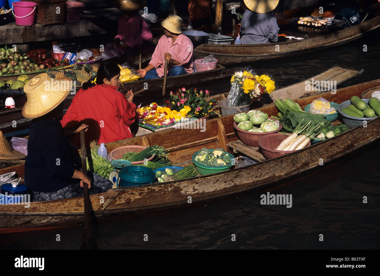 Pflanzliche Verkäufer bei Damnoen Saduak floating Market in der Nähe von Bangkok, Thailand Stockfoto
