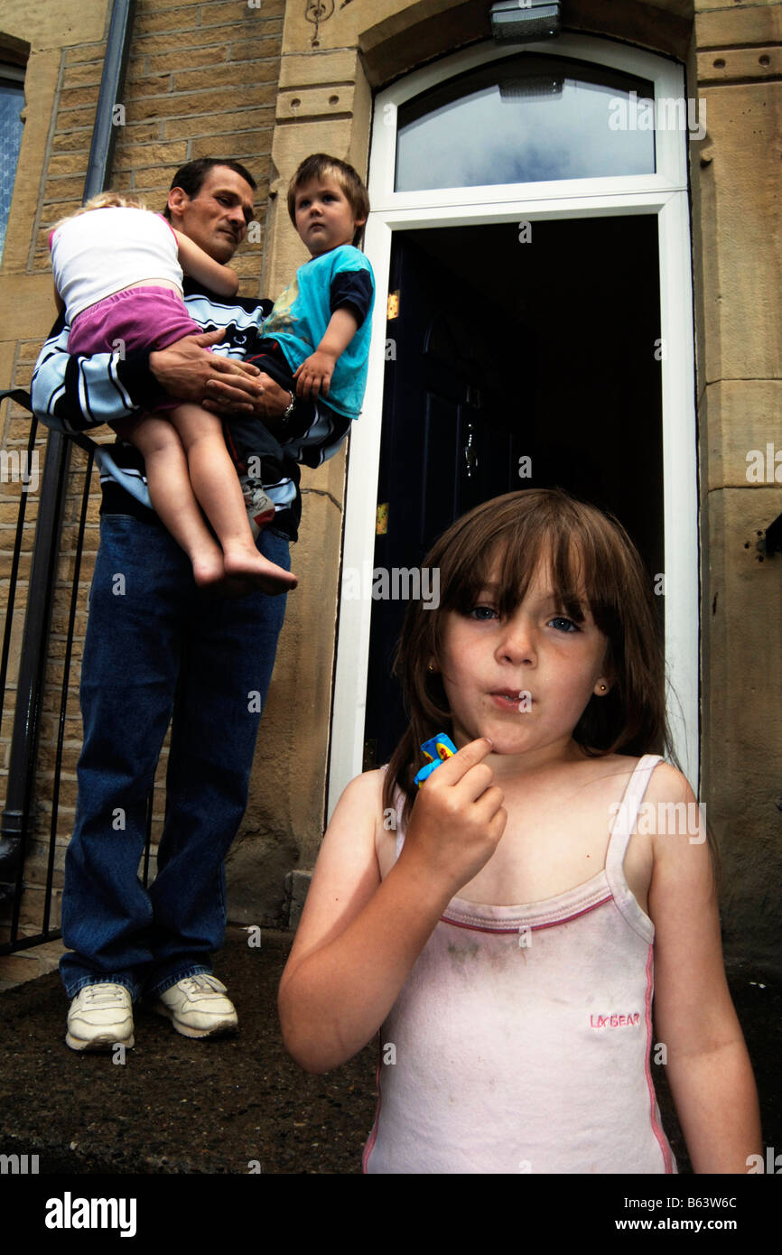 Ein Vater mit seinen Kindern in Armut Bradford UK Stockfoto