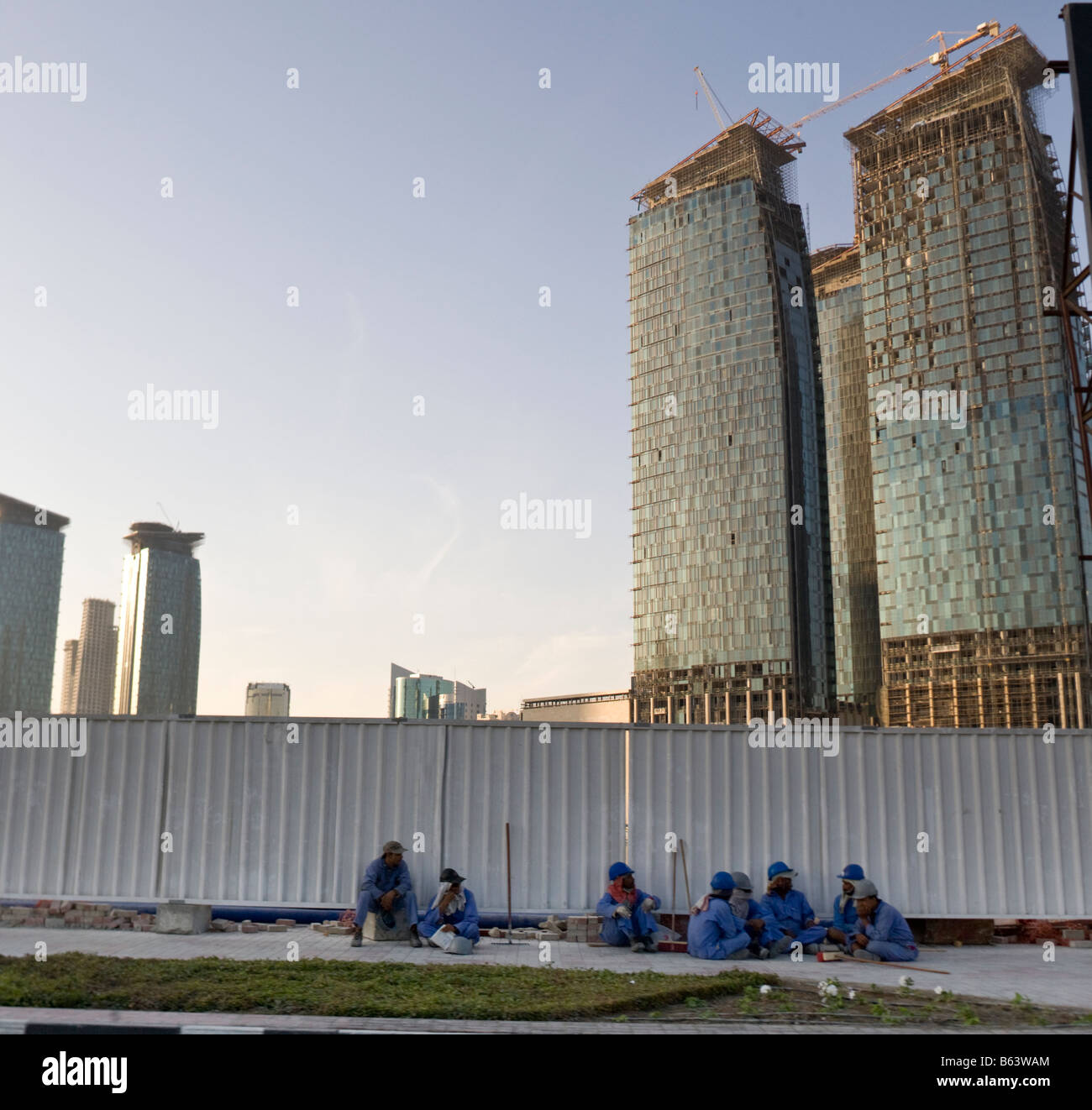 Wanderarbeitnehmer und den Bau von Hochhäusern in Doha, Katar Stockfoto