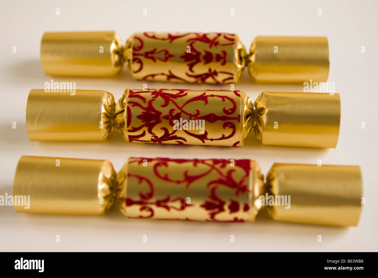 Drei Christmas Cracker vor einem weißen Hintergrund Stockfoto