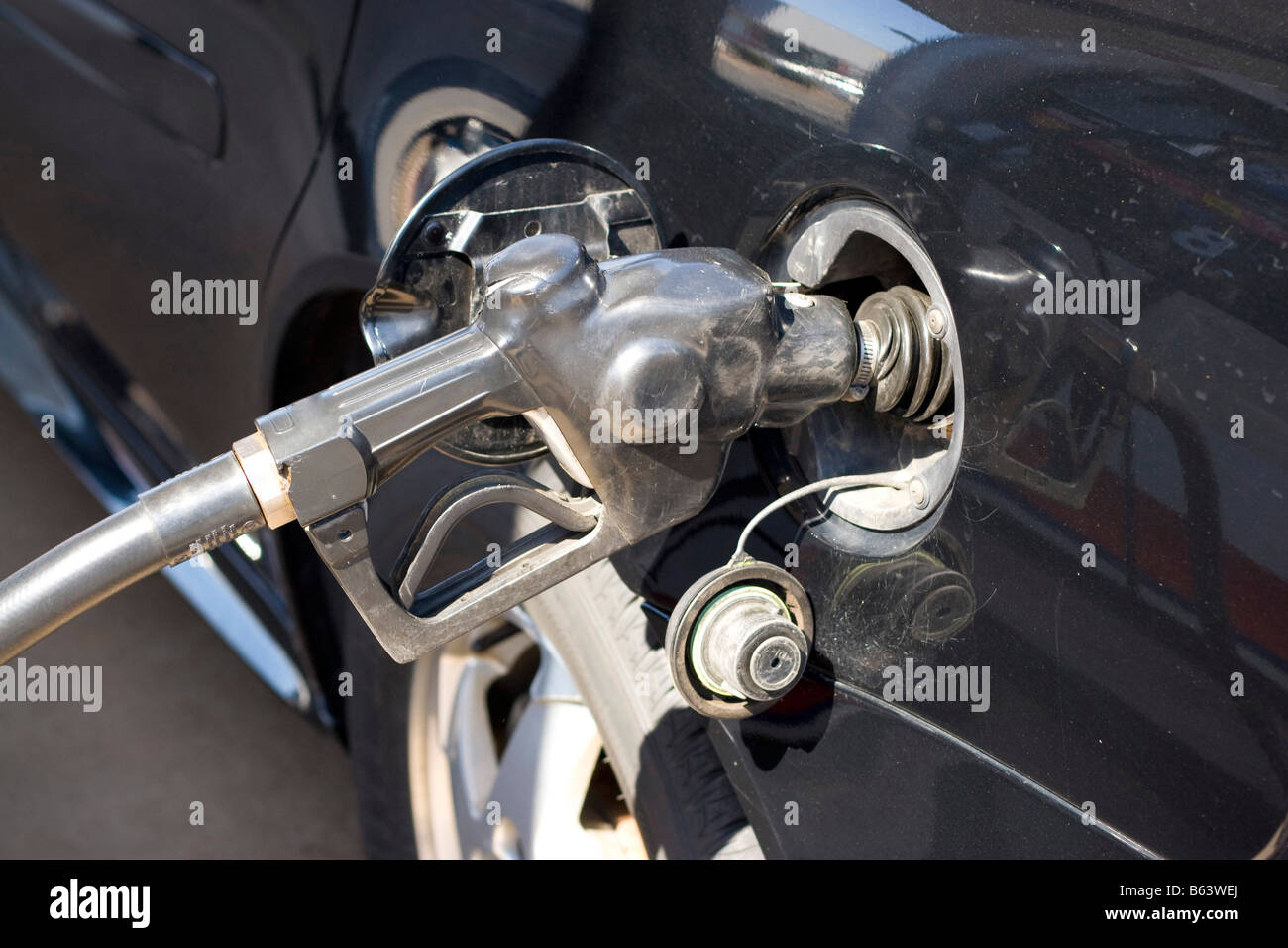 An der Zapfsäule füllt sich des Tanks Stockfoto