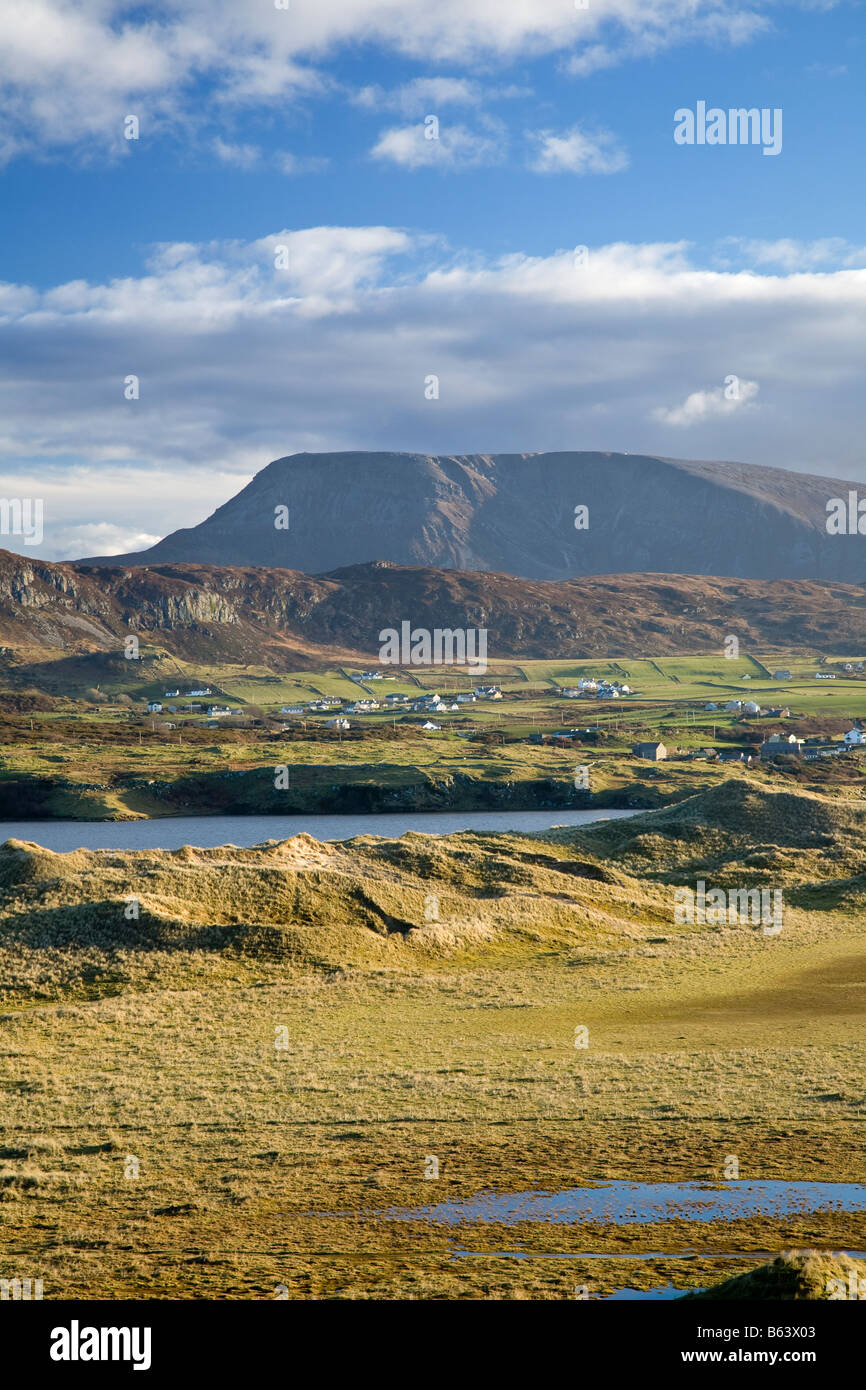 Blick auf Muckish Berg von den Sanddünen von Horn Head. In der Nähe von Dunfanaghy, County Donegal, Irland. Stockfoto