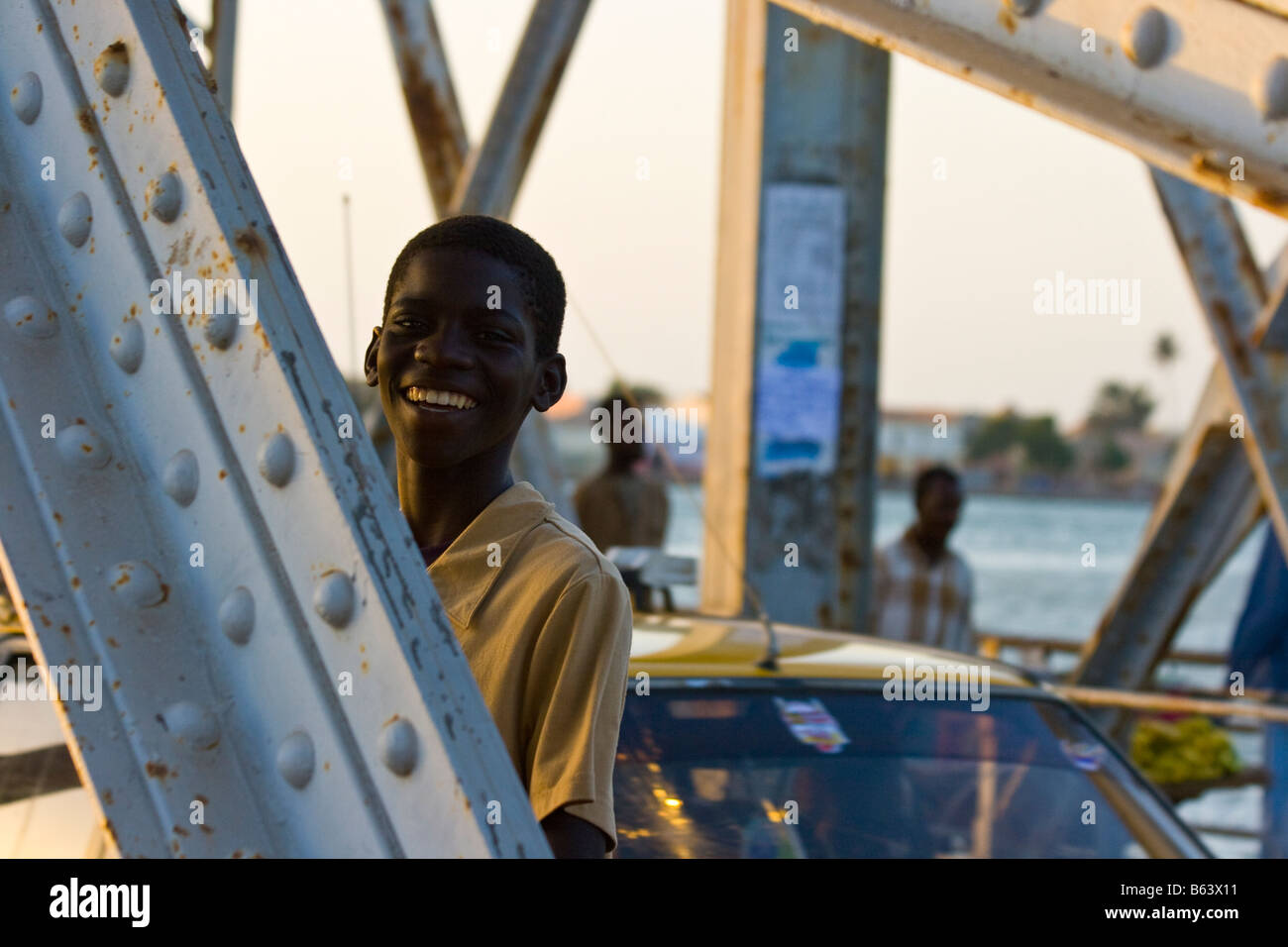 Senegalesische Boy auf der Faidherbe-Brücke in St-Louis in Senegal Afrika Stockfoto