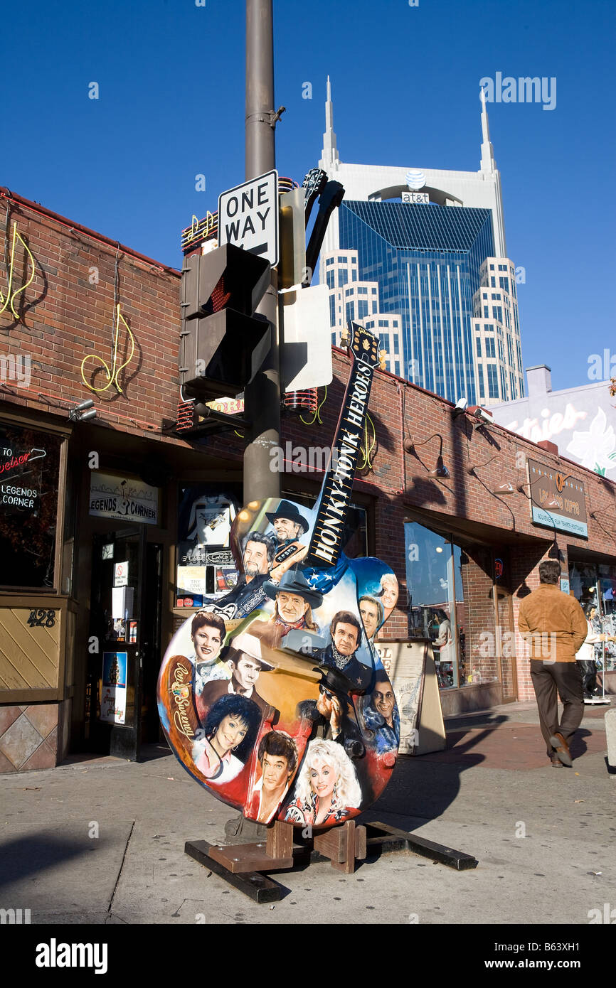 Übergroße Gitarre abbildenden Country Musikstars am Broadway in Nashville Tennessee mit Wahrzeichen am T Gebäude im Hintergrund Stockfoto