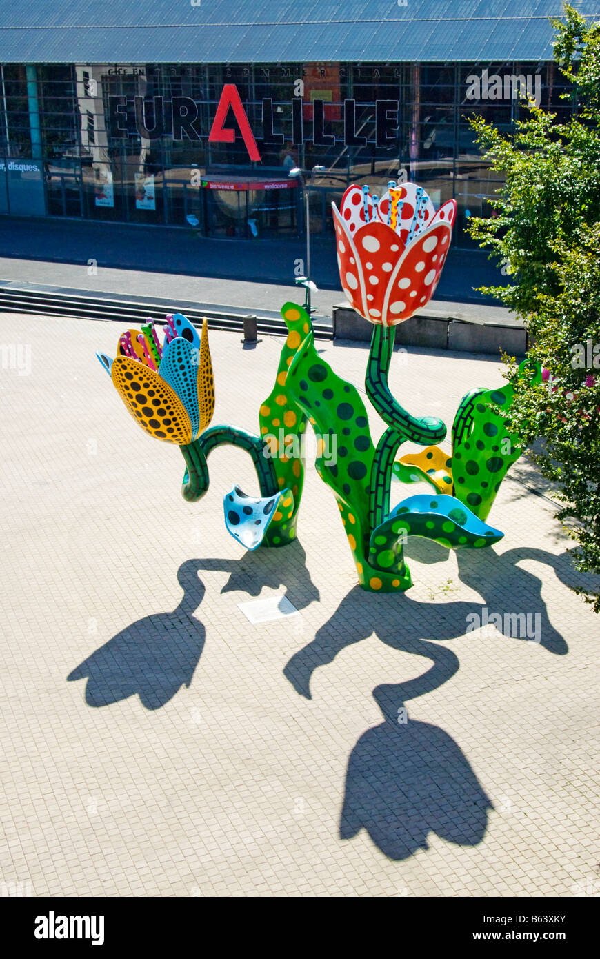 Lille, Frankreich. Große Blumenskulptur vor EuraLille Zentrum Stockfoto