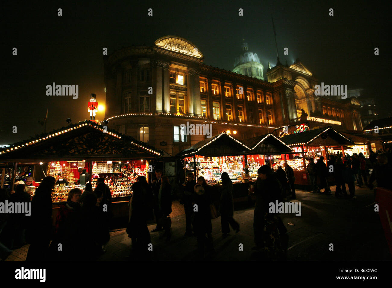 Weihnachtsmarkt in Birmingham und Rathaus in Victoria Square Stockfoto