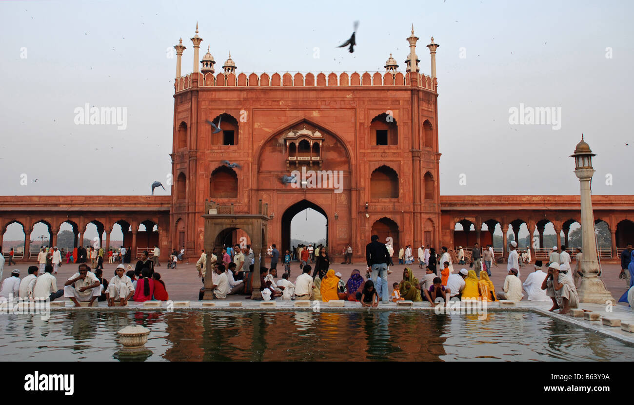 Menschen rund um den Pool im Tempel Jama Masjid, Delhi, Indien. Stockfoto