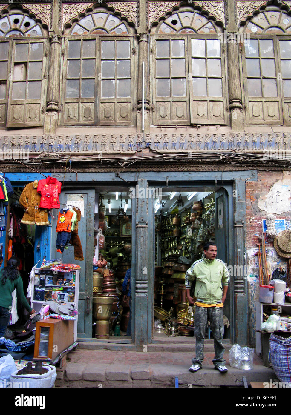 Messing und copperware Shop in traditionellen Newari Stil, Indra Chok Straße, Indra Chowk, Kathmandu, Nepal, Zentralasien Stockfoto
