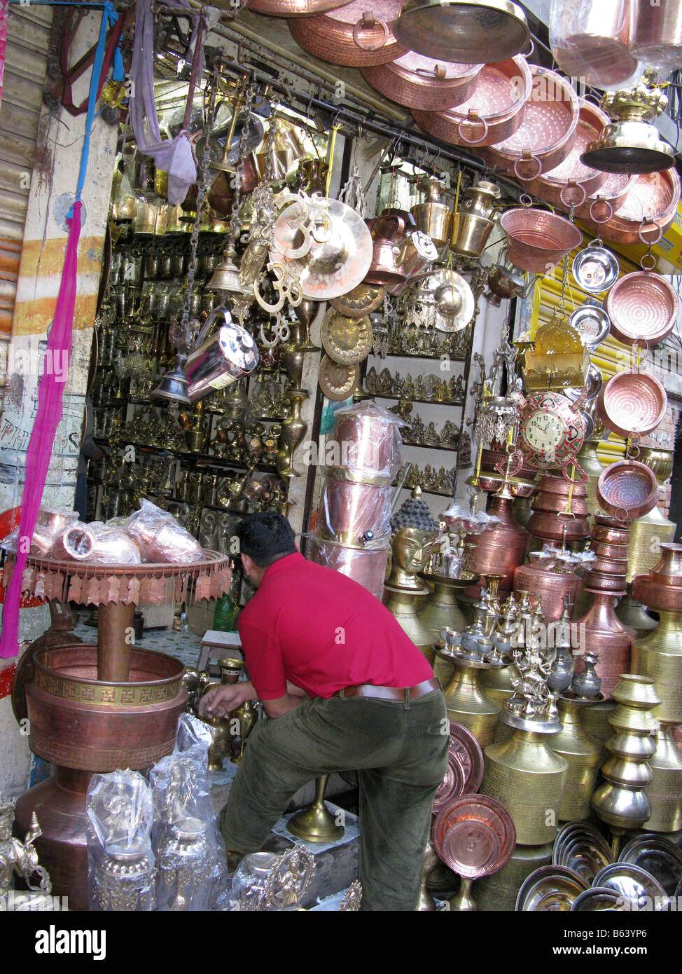 Töpfe und Pfannen außerhalb einer Messing und copperware Shop hängend, Indra Chok Straße, Indra Chowk, Kathmandu, Bagmati, Nepal, Zentralasien Stockfoto