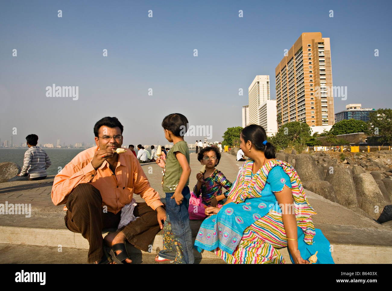 Indische Familie in der Nähe von The Oberoi Hotel, Mumbai, Indien Stockfoto