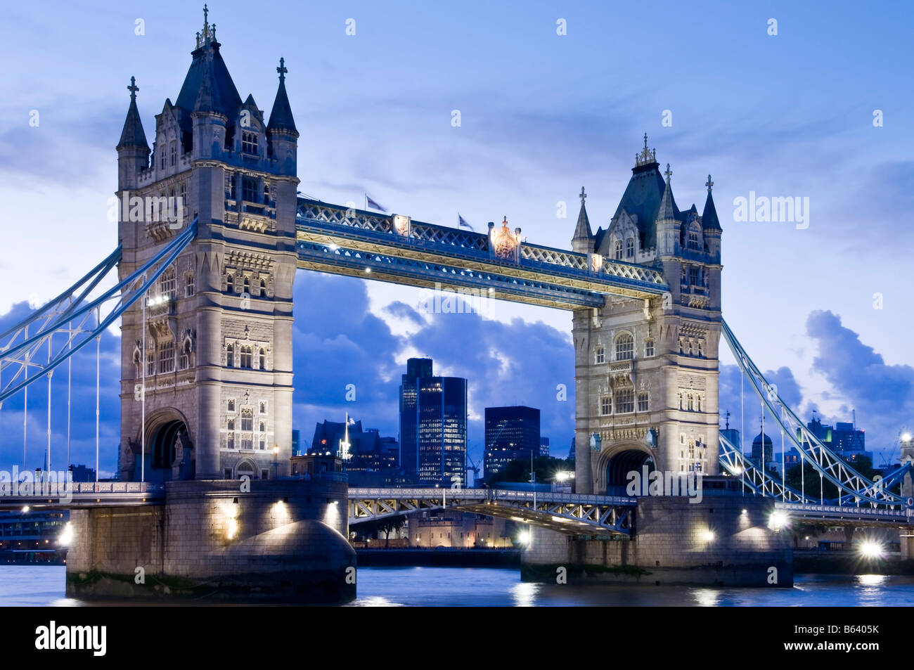 Tower Bridge in der Dämmerung in der City of London England UK Stockfoto