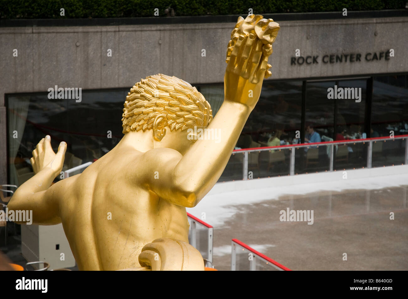 Die Statue von Prometheus mit Blick auf die Rock Center Cafe und Eisbahn am Rockefeller Center in Manhattan, New York, USA. Stockfoto