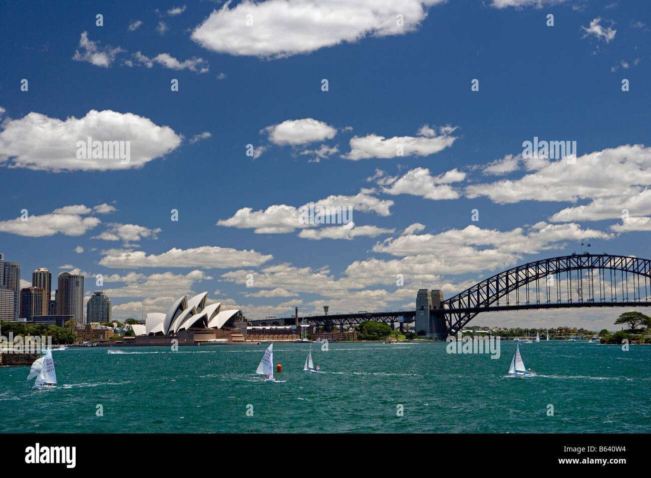 Australien, Sydney Opera House, Stadt Zentrum und Hafen Brücke von Fähre Stockfoto