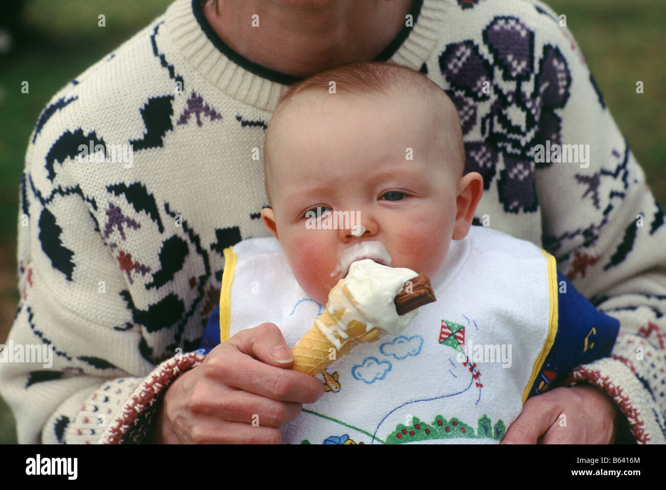 Baby gefüttert Eis Stockfoto