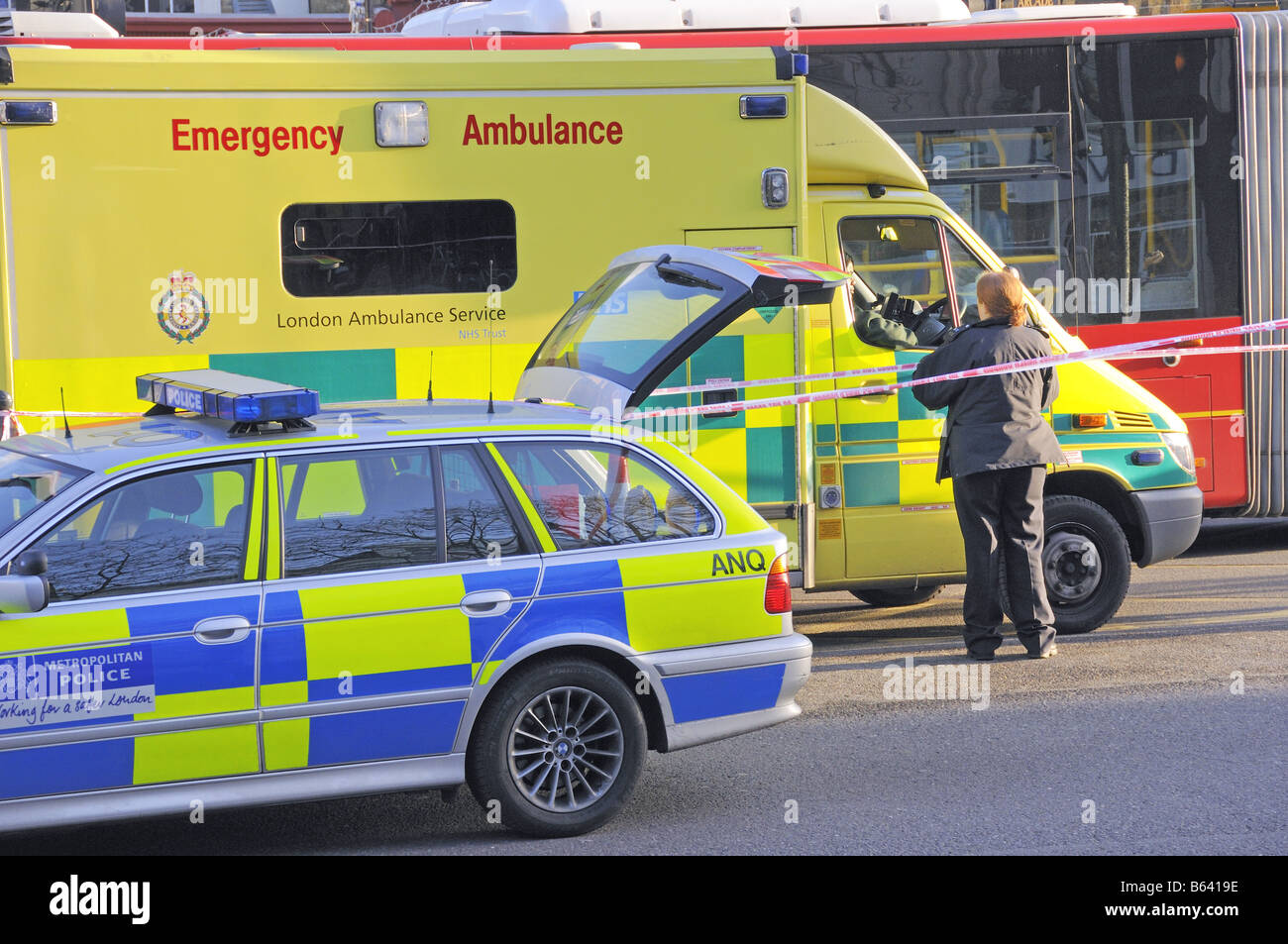 Einsatzfahrzeuge in der Szene von einem Verkehrsunfall Upper Street Angel Islington London England UK Stockfoto