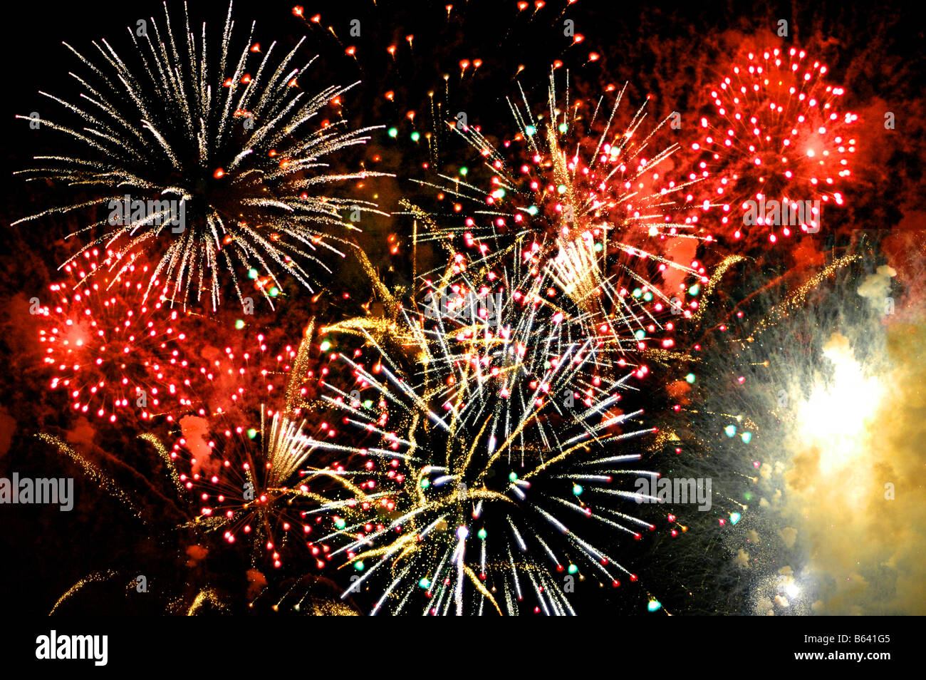 Feuerwerk in der krönende Abschluss Feier über einem dunklen Himmel Stockfoto