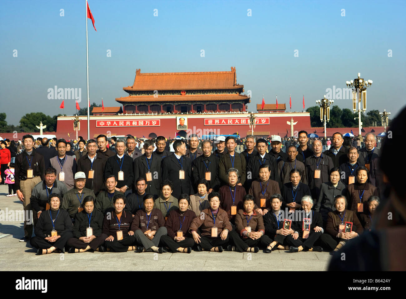 China, Beijing, Blick vom Tien An Men (Tiananmen) Platz am Tor des himmlischen Friedens, mit Bild des Vorsitzenden Mao chinesische Touristen Stockfoto