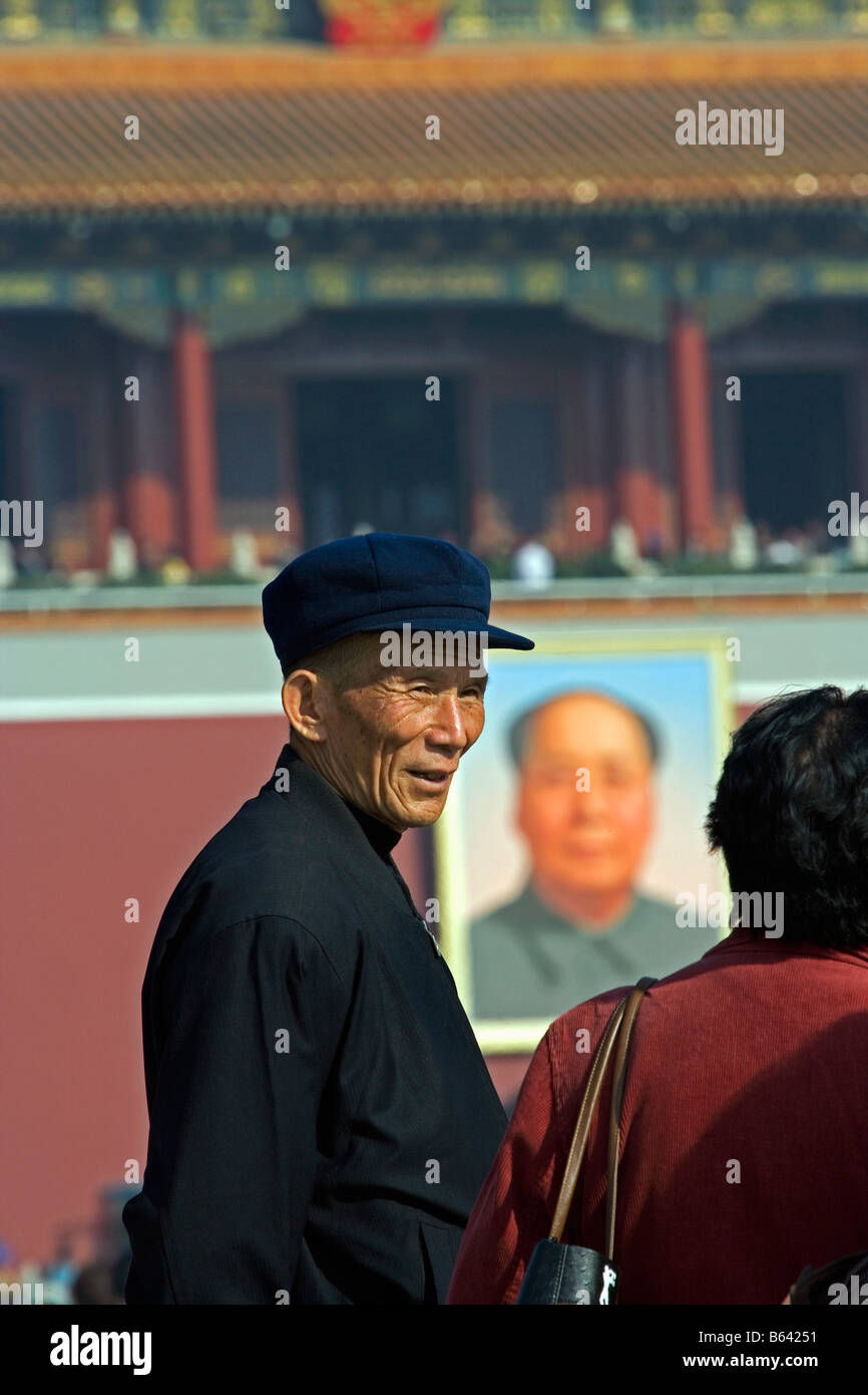 Blick vom Tien einen (Tiananmen) Platz am Tor des himmlischen Friedens, mit Bild des Vorsitzenden Mao. Vordergrund: Bauer und Frau. Stockfoto