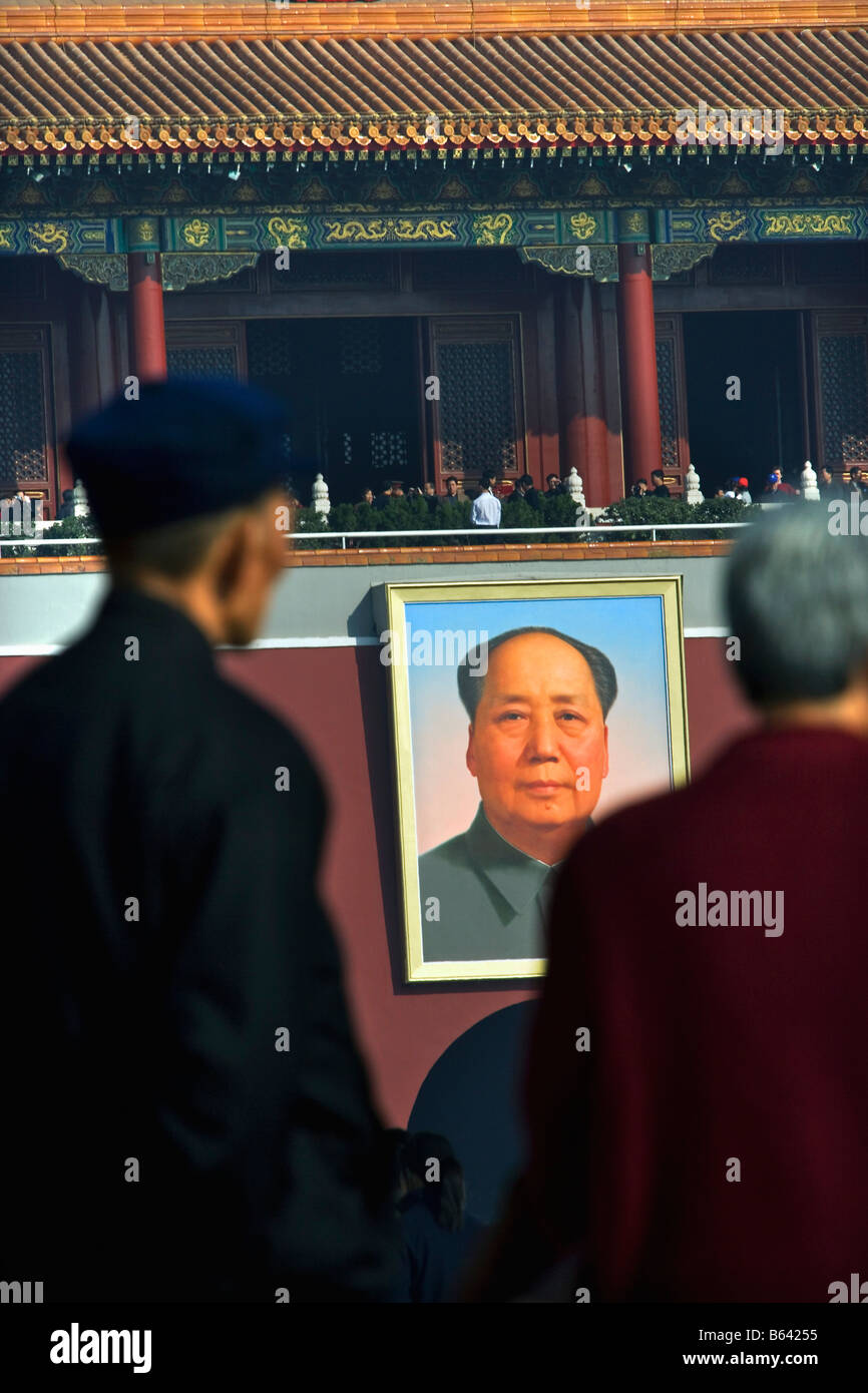 Blick vom Tien einen (Tiananmen) Platz am Tor des himmlischen Friedens, mit Bild des Vorsitzenden Mao. Vordergrund: Bauer und Frau. Stockfoto