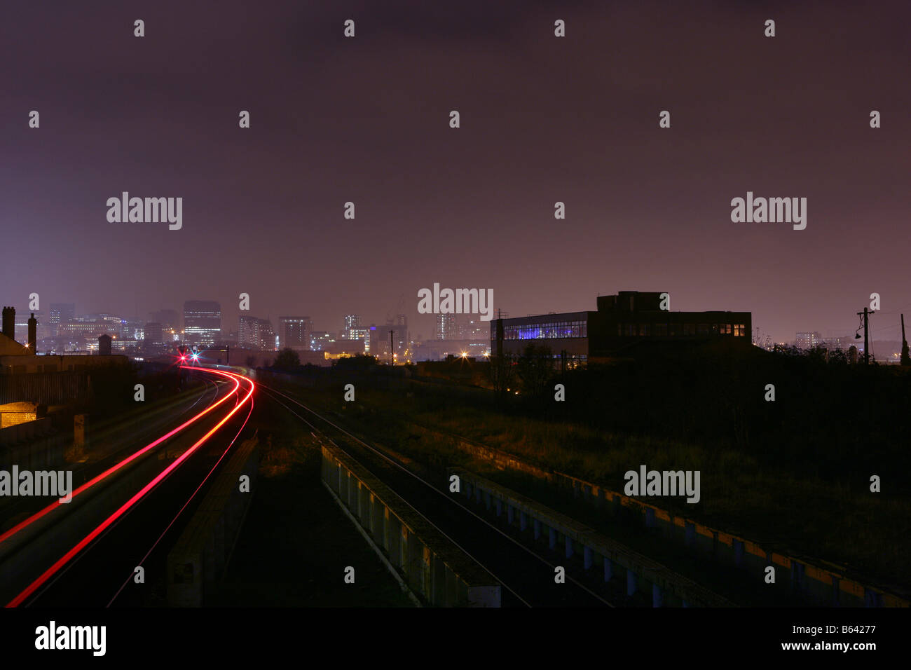 Transport Bahnverbindung in der Nacht im Stadtzentrum von Birmingham England Stockfoto