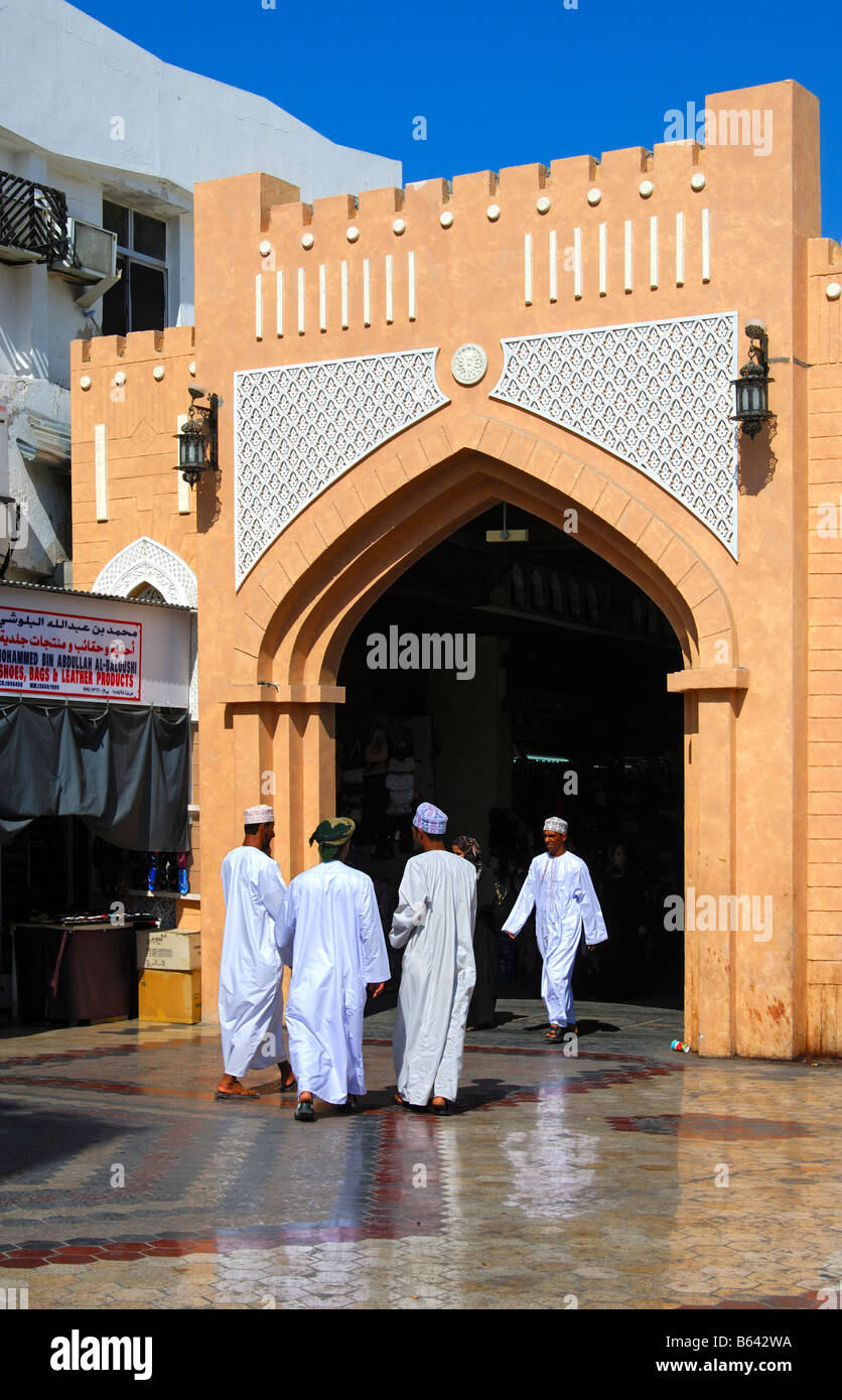Einheimische Männer in Tracht am Eingangstor zum Mutrah Souq, Muscat, Sultanat von Oman Stockfoto