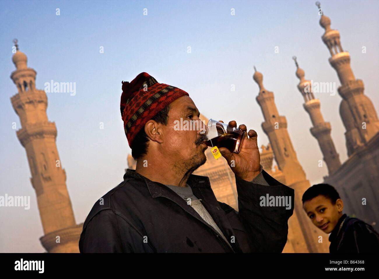 Ägypten, Kairo, islamische Kairo Moschee, Madrassa of Sultan Hassan (r) und Moschee der Ar-Rifai (l), Mann Tee trinken Stockfoto