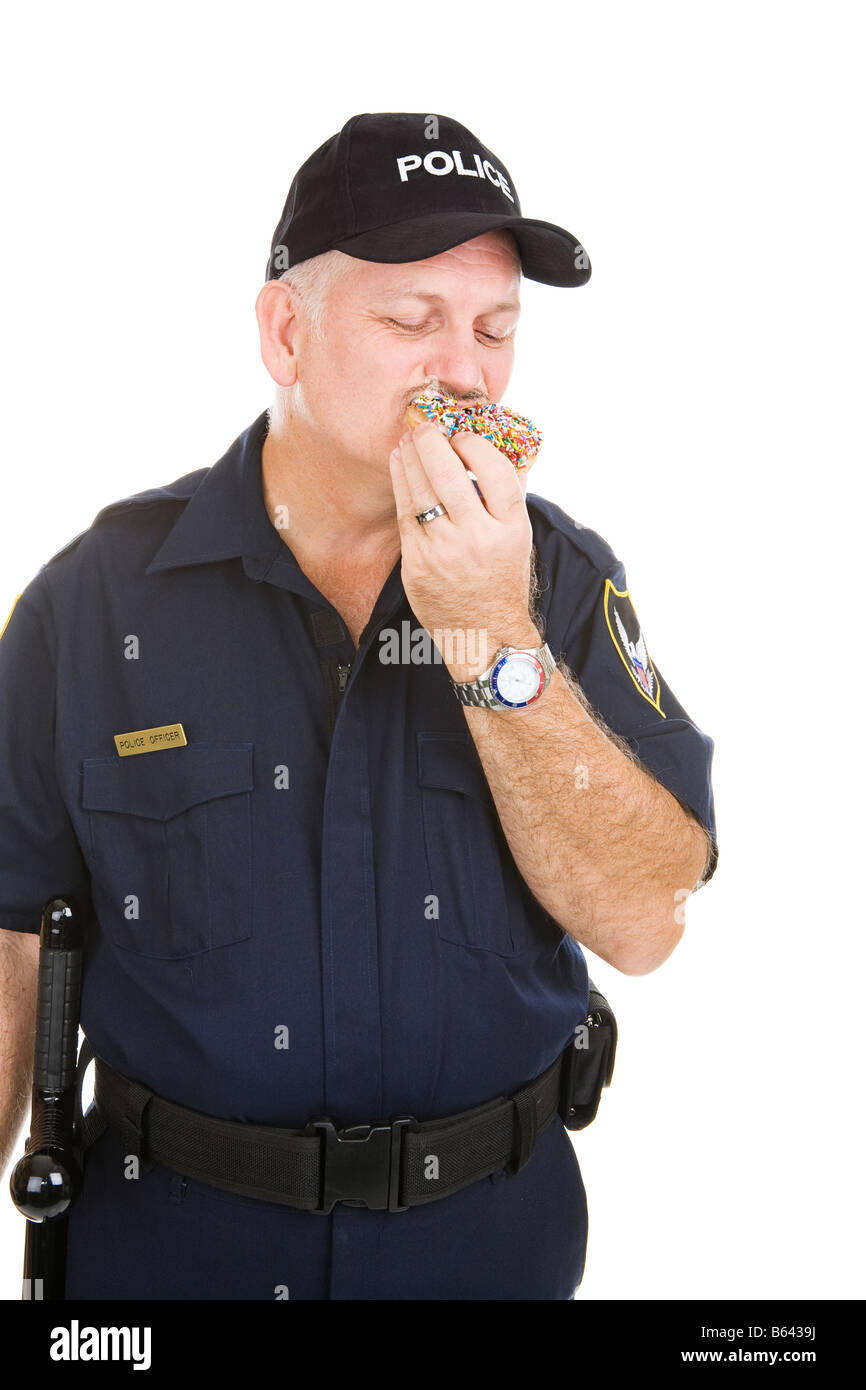 Übergewichtiger Polizist chowing unten auf einen Donut isoliert auf weiß Stockfoto