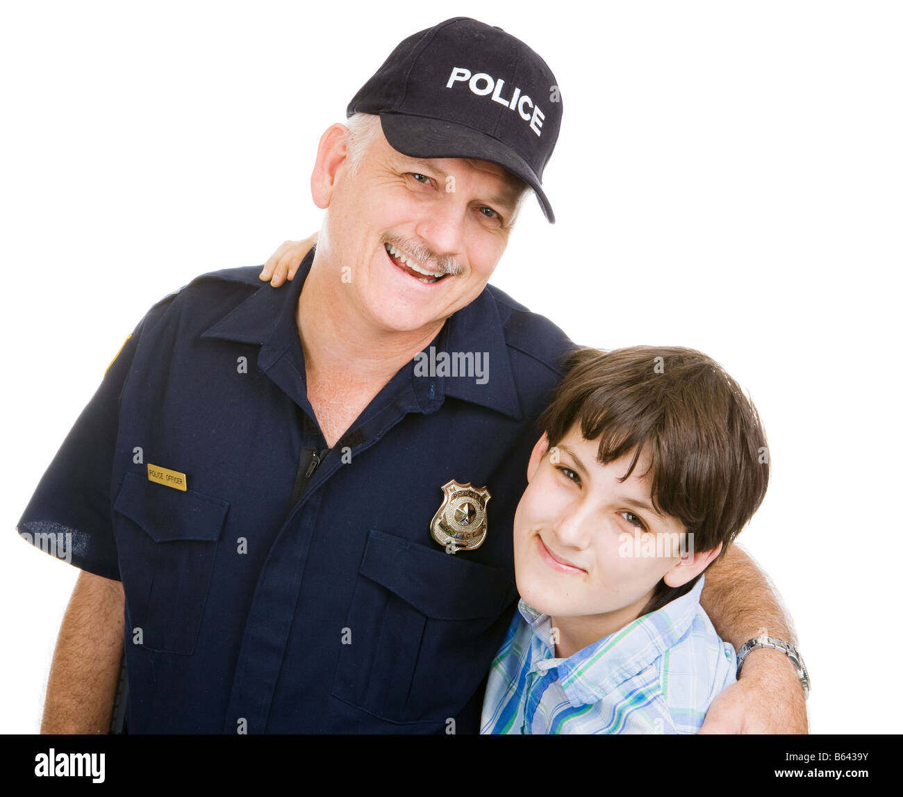 Freundliche Polizisten und einen heranwachsenden Jungen isoliert auf weiß Stockfoto