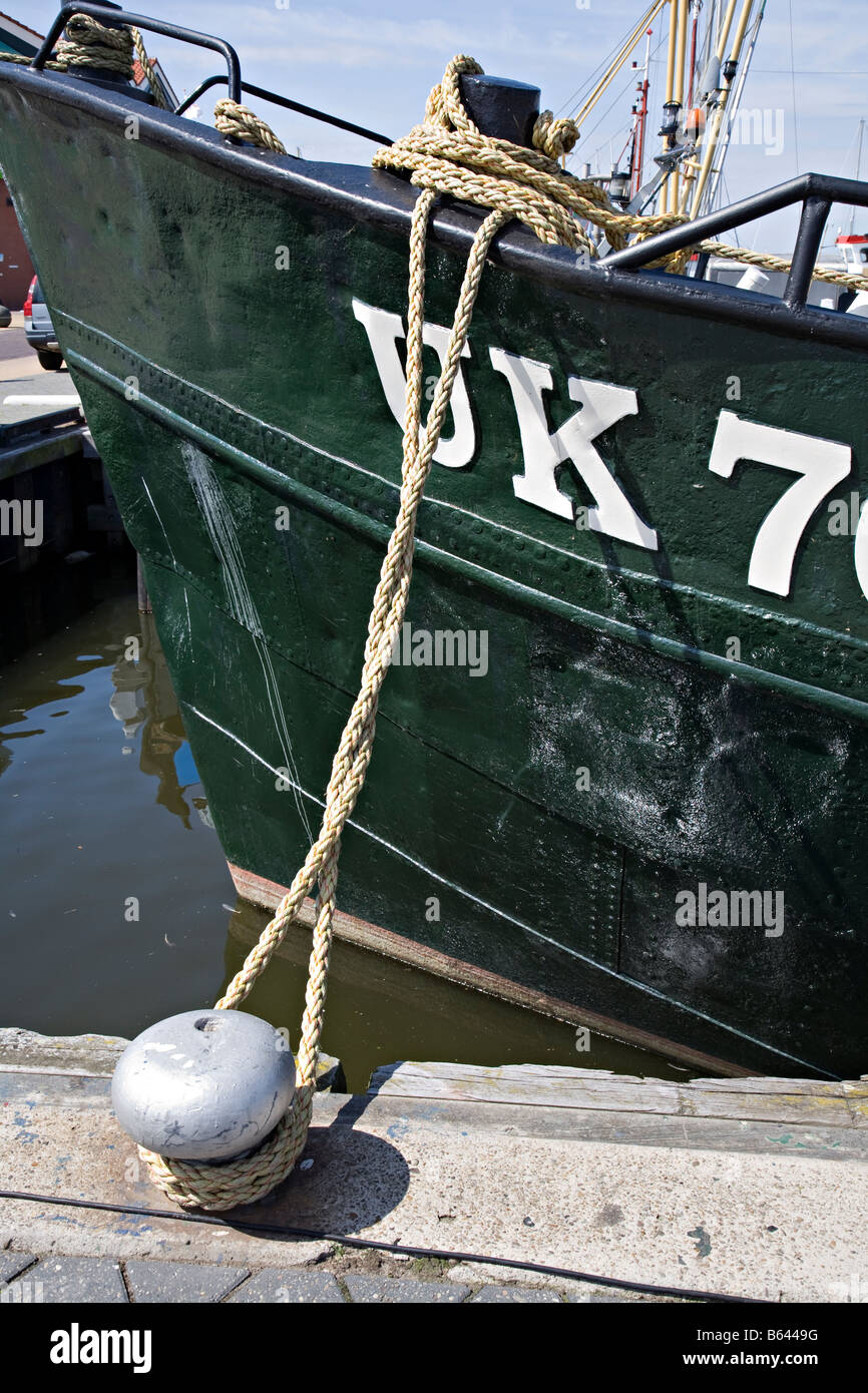Bug des Bootes in Urk gebunden an Capstan Urk Niederlande registriert Stockfoto