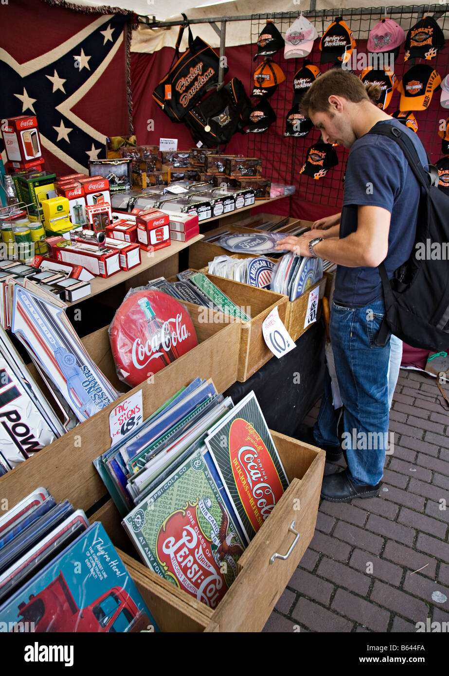 Mann sucht bei Anzeichen für Verkauf am Marktstand Medemblik Niederlande Stockfoto