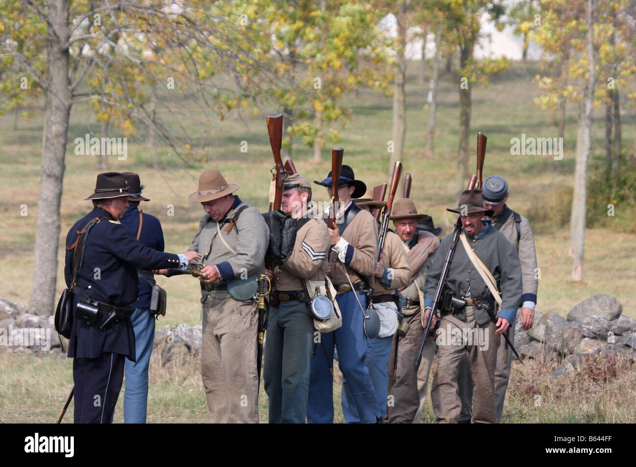 Soldaten ergeben sich Fotos und Bildmaterial in hoher Auflösung Alamy