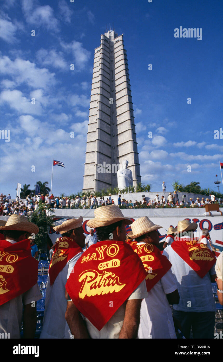 Unterstützer der Regierung während der Maifeiertag feiern am Memorial Jose Marti in Plaza De La Revolucion, Havanna, Kuba, 1993 Stockfoto
