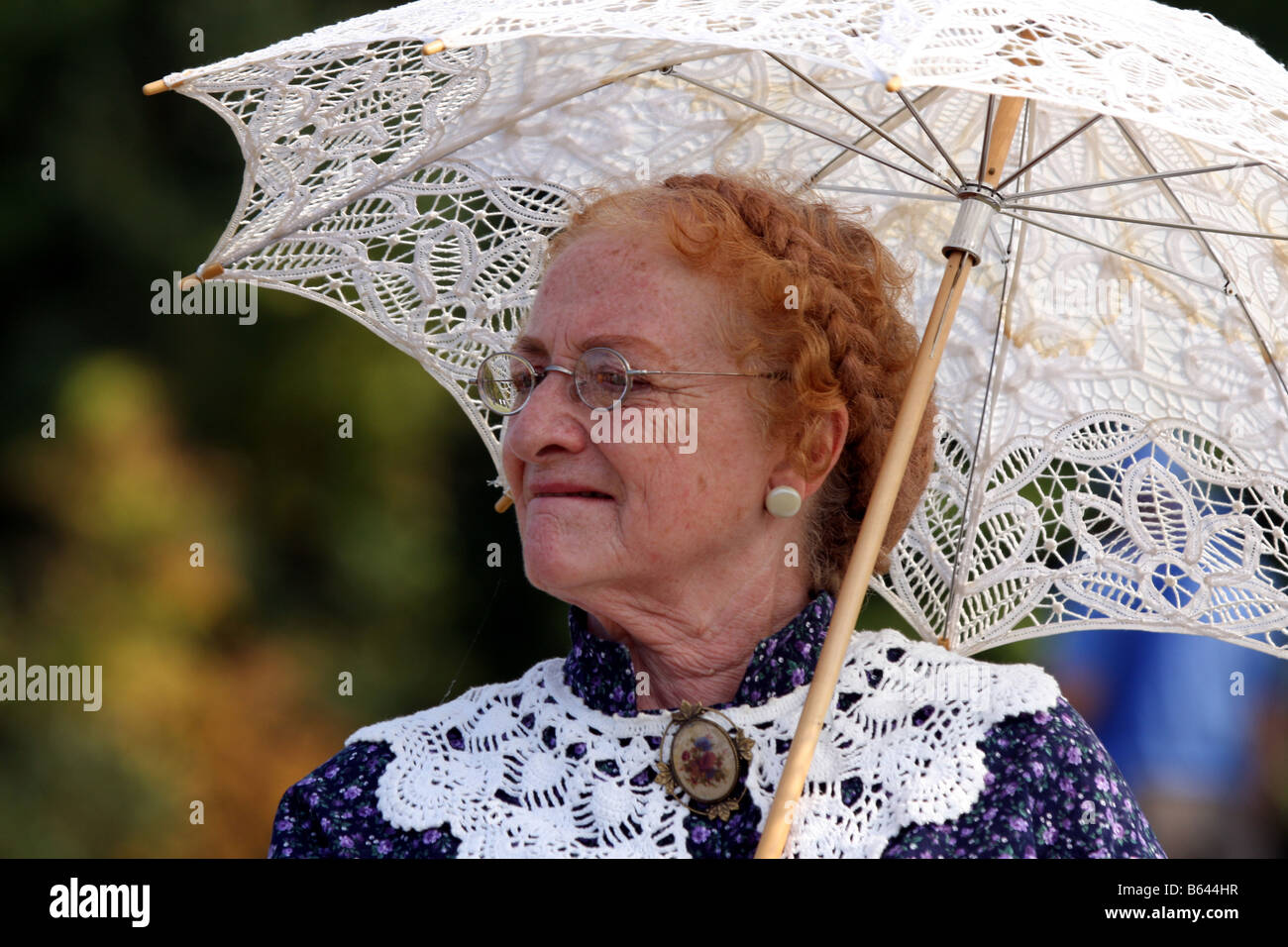 Eine ältere Frauen mit einem Regenschirm im Civil War reenactment Stockfoto