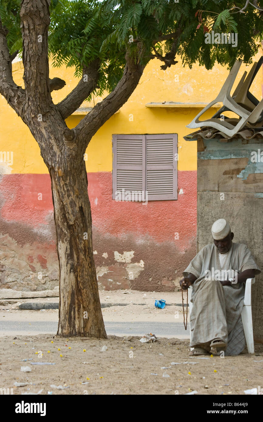 Muslimischen Mann schlafen in St-Louis in Senegal Westafrika Stockfoto