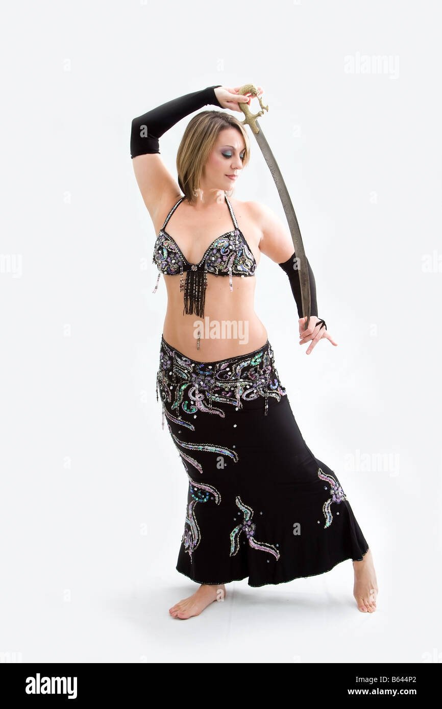 Schönen Bauchtänzerin im schwarzen Outfit mit Schwert isoliert Stockfoto