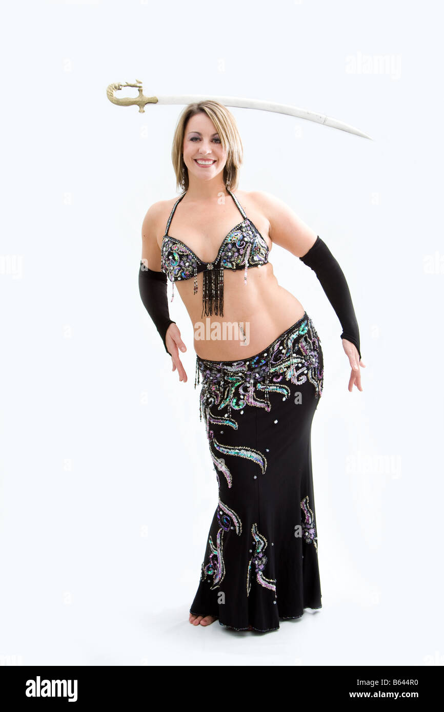 Schönen Bauchtänzerin im schwarzen Outfit Ausgleich Schwert isoliert Stockfoto