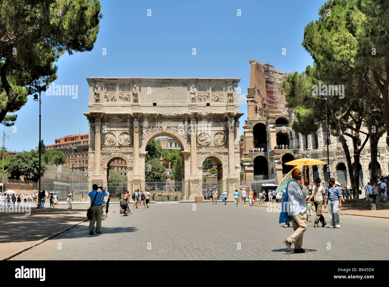 Die Konstantins-Arch, Arco di Costantino und das Kolosseum, Rom, Latium, Italien, Europa. Stockfoto