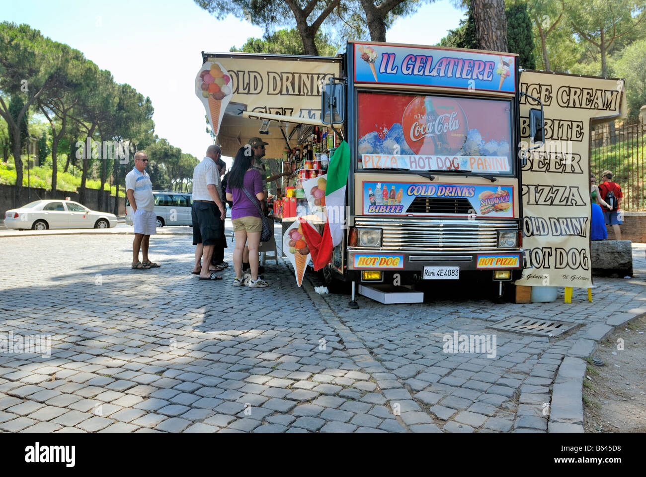 Eine Straße Verkäufer verkaufen Erfrischungen für Touristen in der Nähe des Kolosseum, Rom, Latium, Italien, Europa. Stockfoto