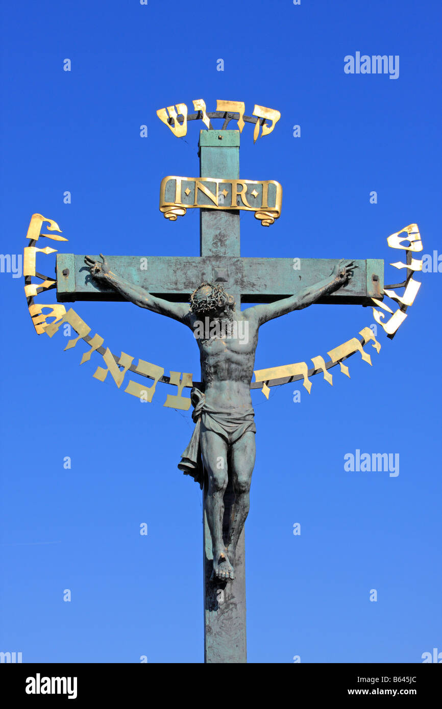 Kruzifix, Karlsbrücke, Prag Stockfoto