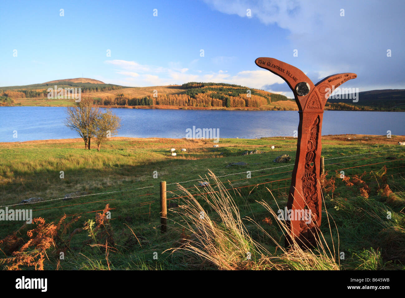 Nationalen Cycleway Metall geformt wie Marker, Clatteringshaw Loch, Galloway Forest Park, Schottland Stockfoto