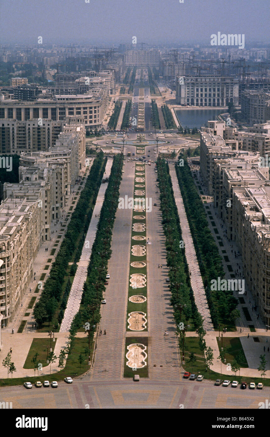 Blick auf den Boulevard Unirii gesehen vom Dach des Hauses / Palast des Volkes, sonst bekannt als Ceausescu Palast, Bukarest. Stockfoto