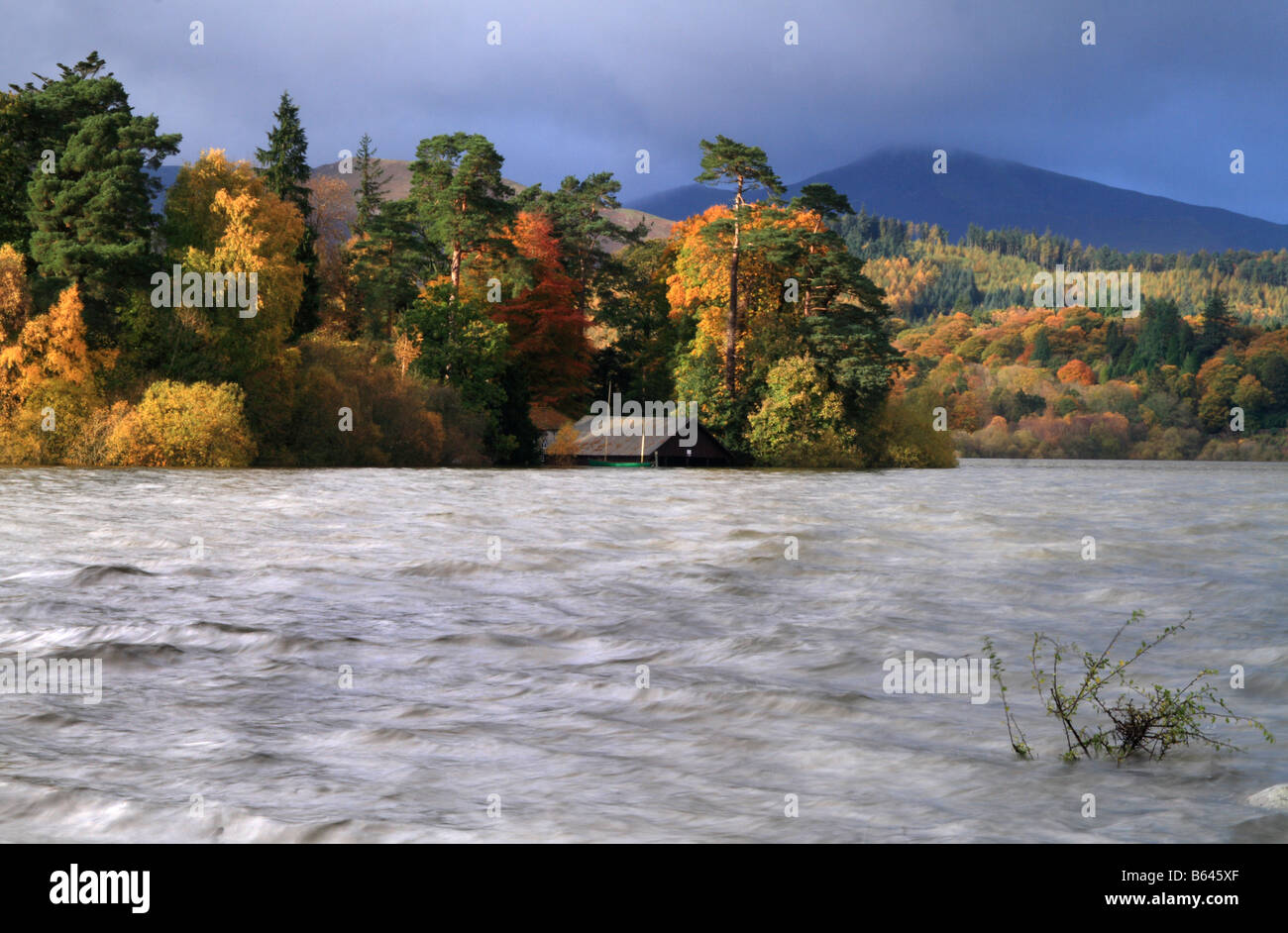 Derwent Water zeigt Derwent Insel mit Bootshaus und Grisedale Pike im Hintergrund Stockfoto