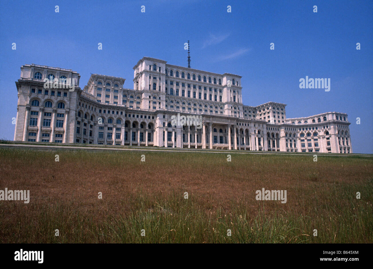 Das Haus / Palast des Volkes, sonst bekannt als Ceausescu Palast, am Ende des Boulevard Unirii, Bukarest, 1990 Stockfoto