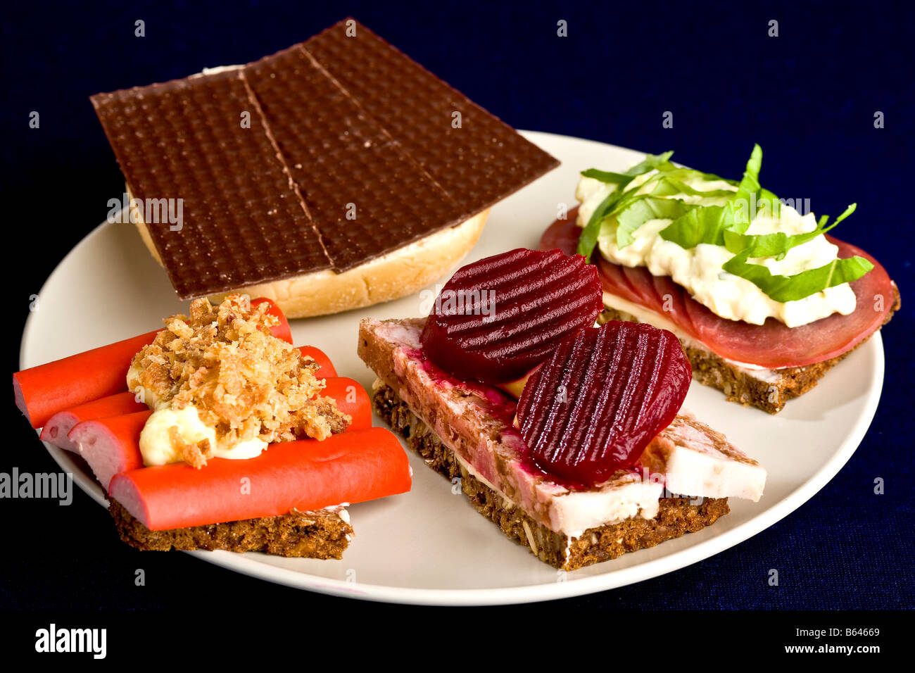 Ein Teller der offenen Sandwich zum Mittagessen Stockfoto