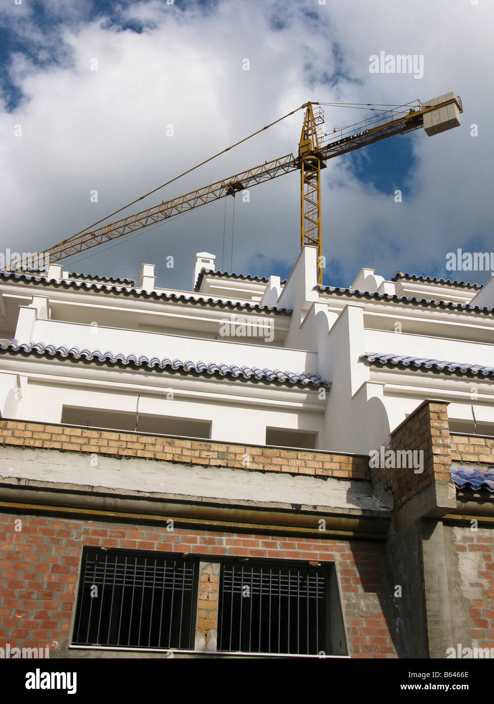 Neubau mit Kran Tarifa Spanien Stockfoto