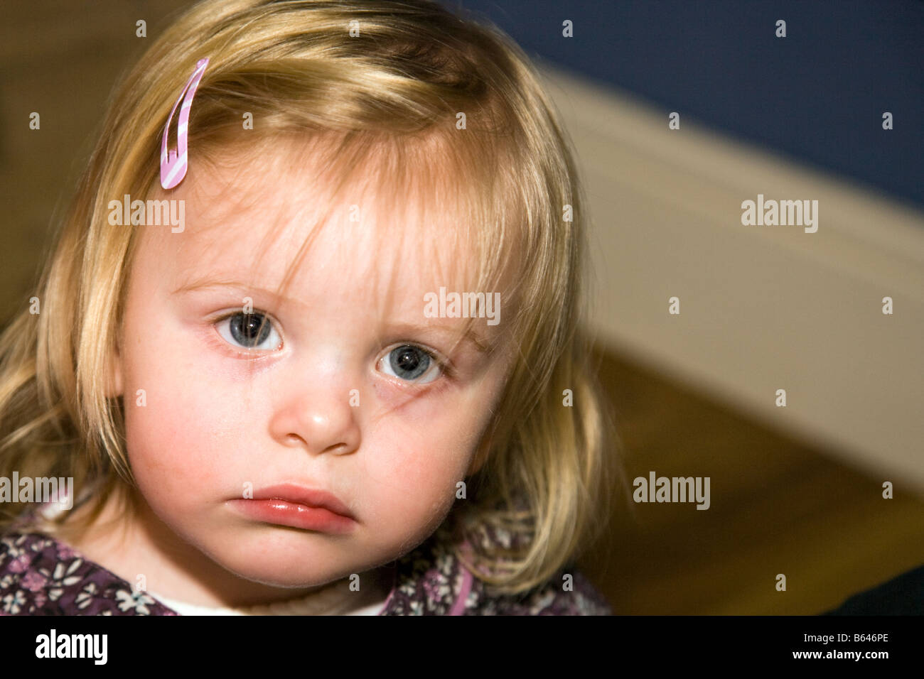 zwei Jahre altes Kleinkind sah nett und besorgt, Blickkontakt mit Kamera launisch Mardy Kleinkind Babymädchen schmollen traurig unglücklich Stockfoto