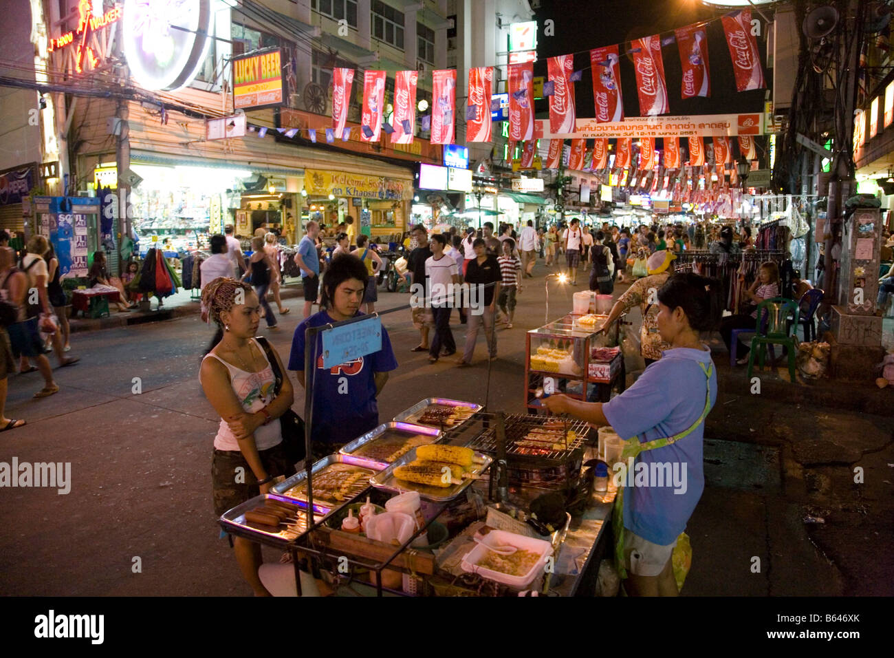 Imbiss-Stand in der Khao San Road, Bangkok, Thailand Stockfoto