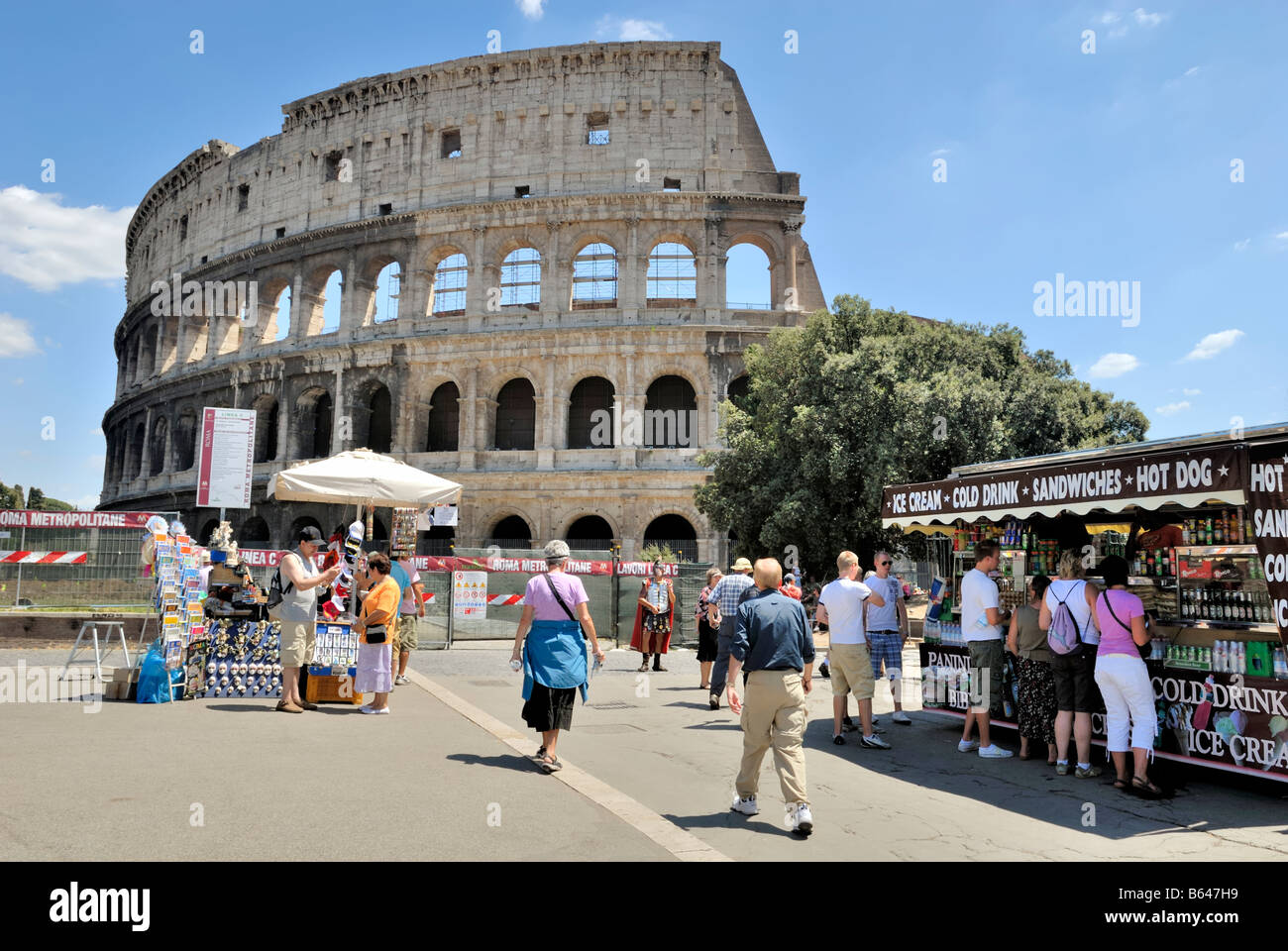 Eine Straße Verkäufer verkaufen Erfrischungen für Touristen in der Nähe des Kolosseum, Rom, Latium, Italien, Europa. Stockfoto