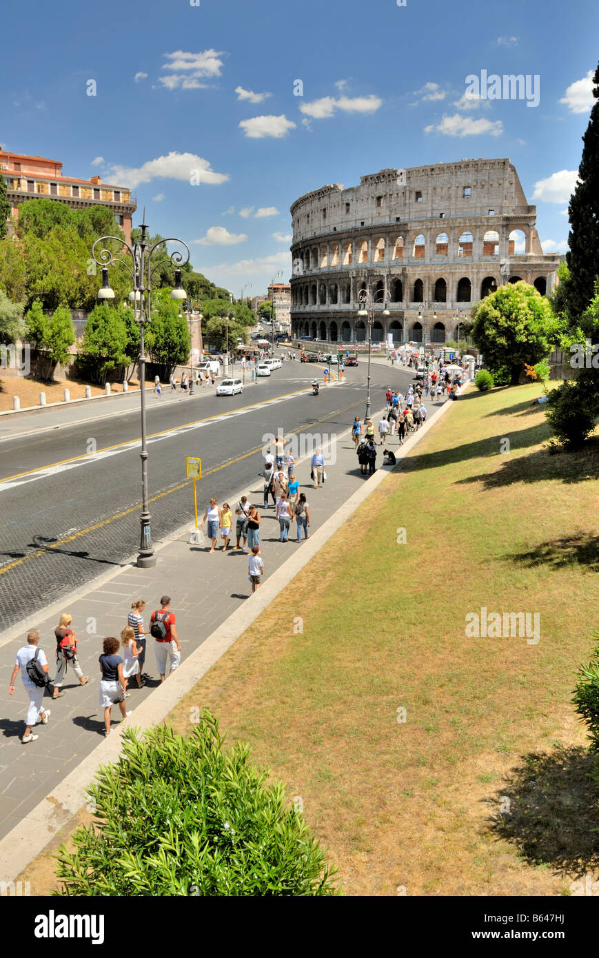 Das Kolosseum, das große Symbol der ewigen Stadt Rom. Ein Blick entlang der Via dei Fori Imperiali, das Kolosseum, Rom, Latium, Italien. Stockfoto